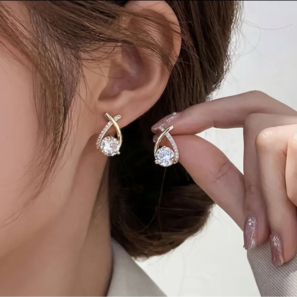 Elegant Twisted Teardrop Earrings with Sparkling Cubic Zirconia- NIP - Picture 2 of 11